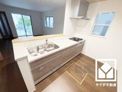 浄水機能水栓なので、いつでも安心・安全な水をお使いいただけます。キッチンには床下収納もあり、災害時の非常食や食料品のストックなどを保存できます。