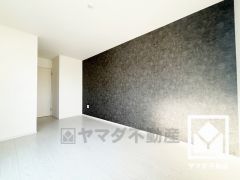 アクセントクロスを取り入れたデザイン性の高い洋室で、リラックスしたひとときを過ごせます。