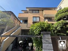 1階キッチンは空間を有効活用できる壁付けタイプ。2階キッチンはカウンター付きの対面式です。コの字型なので作業動線が最短距離で効率良く動けます。