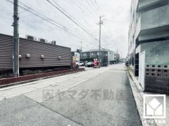 敷地内に駐車場を完備（月額13000円）。現在、駐車場に空きがございます。空き状況は変動いたしますので、詳細は弊社スタッフまでお気軽にお問い合わせください。