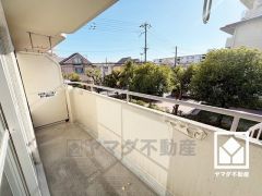 南向きバルコニーで陽当たり、風通し良好。奥行きがあり広々としているため、お洗濯物をたっぷりと干す事ができます。