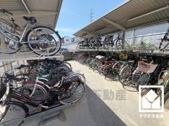 サイクルラックの設置された駐輪場を完備。スッキリ整理されて、自転車同士の接触や転倒の心配がございません。屋根付きなので、雨や風、直射日光から自転車を守ることができます。