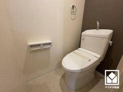明るく清潔感溢れるトイレです。2連トイレットペーパーホルダーなのでお取替えの手間が軽減できます。