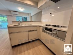 カウンターキッチンなので配膳や片付けがしやすく、お料理中でもお子様の様子が分かって安心です。L型なので作業動線が最短距離で効率良く動けます。