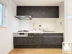 使いやすさとデザイン性を両立。落ち着いたモノトーンテイストが魅力のシステムキッチンです。窓がございますので、昼間は手元が明るく、お料理がはかどります。