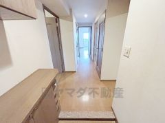 シンプルで洗練された玄関スペース。帰るたびにホッとできる、心地よい住まいの入り口。