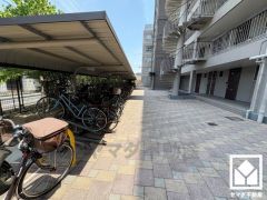 屋根付き駐輪場なので、雨や風、直射日光から自転車を守ることができます。