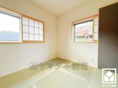 約4.5帖の3階和室です。陽光がたっぷり差し込む洗練された和の空間。温かみのある畳のスッキリとしたデザインが、暮らしを心地よく彩ります。