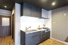 キッチンは空間を有効活用できる壁付けタイプ。毎日の料理がもっとスムーズになる、便利な3口コンロ仕様。毎日の家事の負担を軽減でき、水道代の節約にもなる食器洗乾燥機付き。