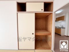大きな押入れなので整理整頓しやすいです。季節の衣類や寝具などもすっきり片付きます。