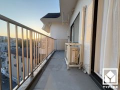 南東向きバルコニーで陽当たり、風通し良好。広々としているため、お洗濯物をたっぷりと干す事ができます。