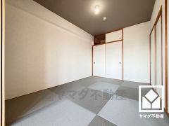 和の趣を大切にしながら、現代のライフスタイルにも調和する美しい琉球畳の和室。シンプルで洗練された空間が、暮らしに心地よいゆとりをもたらします。