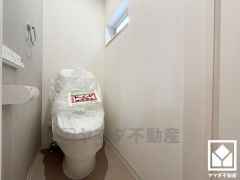 明るく清潔感溢れるトイレです。温水洗浄便座付きで、季節を問わずいつでも温かい便座をお使いいただけます。