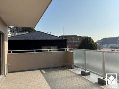 南西側に広々としたルーフバルコニーがあり、陽射しを感じながら贅沢な時間を過ごすことができます。南東側にはスロップシンク付きの専用庭もございます。