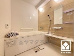 1日の疲れを癒す浴室でゆったりリフレッシュ。ナチュラルな木目調のアクセントパネルは落ち着いた雰囲気を演出してくれます。
