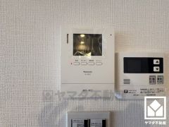 突然の来訪時でも安心なモニター付きインターホンを完備。お留守番中のお子様でも簡単に来訪者の確認ができます。