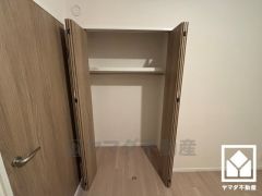 クローゼットは奥行きがあるので、収納力も申し分ありません。お洋服はもちろん、スーツケースなどの大物もしっかり収納できます。