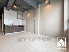 キッチンは空間を有効活用できる壁付けタイプ。毎日の料理がもっとスムーズになる、便利な3口コンロ付き。