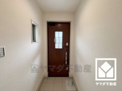 玄関ドアの窓から光が差し込み、外出時にも帰宅時にも、明るい気持ちになれる玄関です。