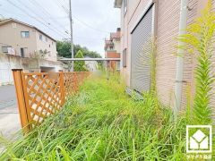 シャッター雨戸付き。台風などによる飛来物からの保護、また防音・断熱や目隠し、防犯効果も期待できます。