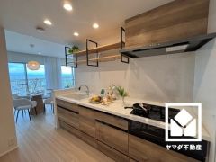 キッチンは空間を有効活用できる壁付けタイプ。毎日の家事の負担を軽減でき、水道代の節約にもなる食器洗乾燥機付き。