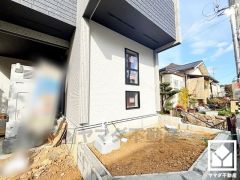 網戸11万円（税込）で設置可能です（FIX窓、玄関・勝手口・テラスドアは対象外となります）。建物引渡20日前までの申込が条件となります。詳しくはお問い合わせください。