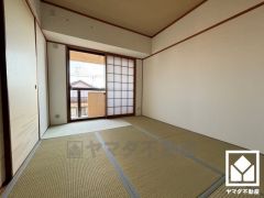 陽光がたっぷり差し込む洗練された和室。温かみのある畳のスッキリとしたデザインが、暮らしを心地よく彩ります。