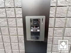 突然の来訪時でも安心なモニター付きインターホンを完備。お留守番中のお子様でも簡単に来訪者の確認ができます。