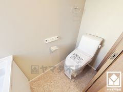 明るく清潔感溢れるトイレです。温水洗浄便座付きで、季節を問わずいつでも温かい便座をお使いいただけます。