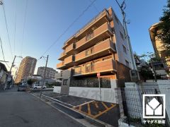 陽光に映える美しい外観。街並みに馴染みながらも、ひときわ目を引く存在感。