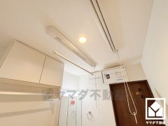 宅配ボックスも完備しています。留守でも安心、荷物の受け取りをスムーズに。