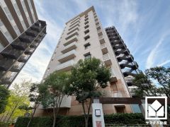 敷地内は木々が多く植えられていて、四季の移り変わりが感じられる緑豊かな環境。電線の地中化が行われており、美しい景観をご堪能いただけます。