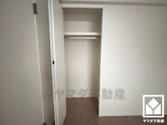 クローゼットは奥行きがあるので、収納力も申し分ありません。