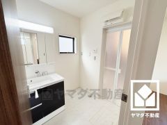 収納付きでスッキリお使い頂ける3面鏡の洗面台です。洗面ボウルが広めなので、忙しい朝でも身支度がしやすく時短になります。