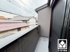 南向きバルコニーで陽当たり、風通し良好。バルコニーが2か所ございますので、お洗濯物をたっぷりと干す事ができます。