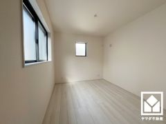 約6帖の2階北側洋室です。全居室に窓がございます。明るい陽光がたっぷり差し込む心地よい生活空間です。