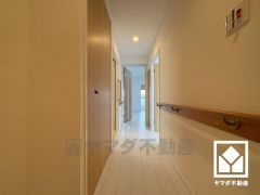 シンプルで洗練された玄関スペース。帰るたびにホッとできる、心地よい住まいの入り口。