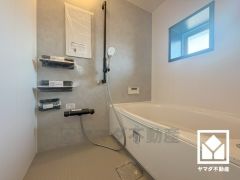 清潔感あふれる空間で、毎日のバスタイムをより快適に。追い炊き機能付きなので、いつでも温かいお風呂に入ることができます。ボタン1つで自動でお湯張りができるオートバス機能もございます。