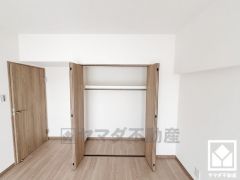 クローゼットは奥行きがあるので、収納力も申し分ありません。