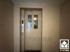 スムーズな移動を叶えるエレベーターもございます。忙しい朝も快適に、ストレスフリーな暮らしをサポート。