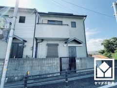 落ち着いた色合いと直線的な美しさが調和した外観。