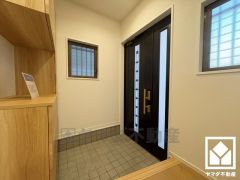 玄関にはシューズボックスを完備。家族の靴もしっかり収納できるので、玄関がいつも片付き、気持ちよくお客様を迎えられます。