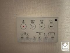 温水洗浄便座付きで、季節を問わずいつでも温かい便座をお使いいただけます。