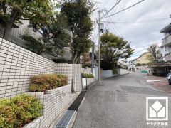 敷地内にゲート付きの駐車場を完備。重い荷物や雨の日の移動もスムーズで、快適なカーライフを実現。空き状況は弊社スタッフまでお気軽にお問い合わせください。