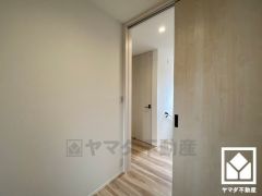 納戸には照明や窓が設置されており、片付けがしやすい明るい空間になっています。