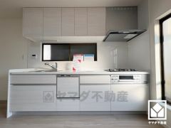 キッチンは空間を有効活用できる壁付けタイプ。窓がございますので、昼間は手元が明るく、お料理がはかどります。