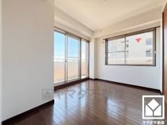 全居室バルコニーに面した2面採光のお部屋となっております。風通しが良く、明るい陽光がたっぷり差し込む心地よい生活空間です。