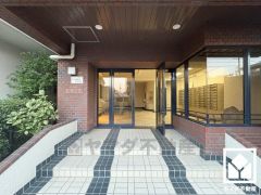 広々とした明るいエントランス。綺麗に整備されており、帰宅時や来客時にも気持ちの良い空間です。