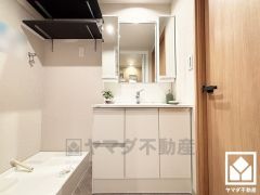 収納付きでスッキリお使い頂ける3面鏡の洗面台です。洗面ボウルが広めなので、忙しい朝でも身支度がしやすく時短になります。