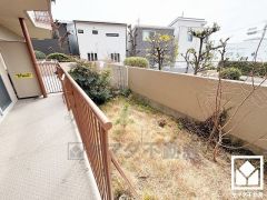 ガーデニングや家庭菜園なども楽しむ事ができる約16.8平米の専用庭付きです。